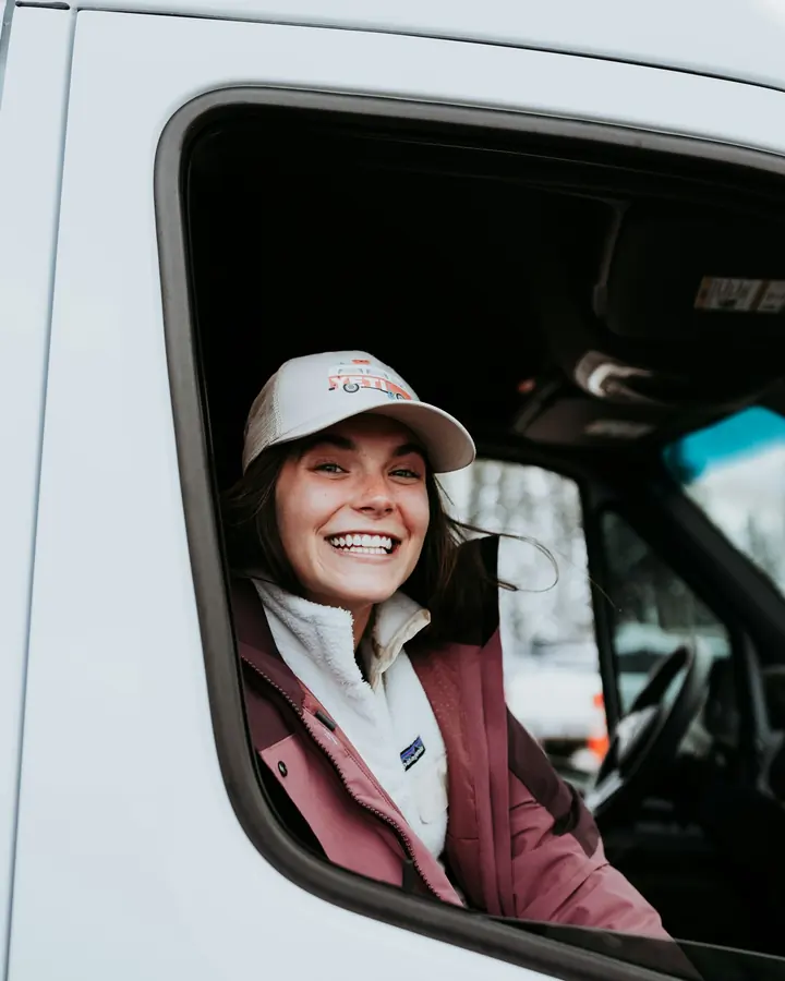 Motorista sorrindo na cabine