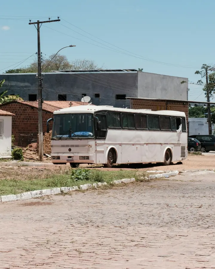 Ônibus de passageiros parado numa rua de paralelepípedo