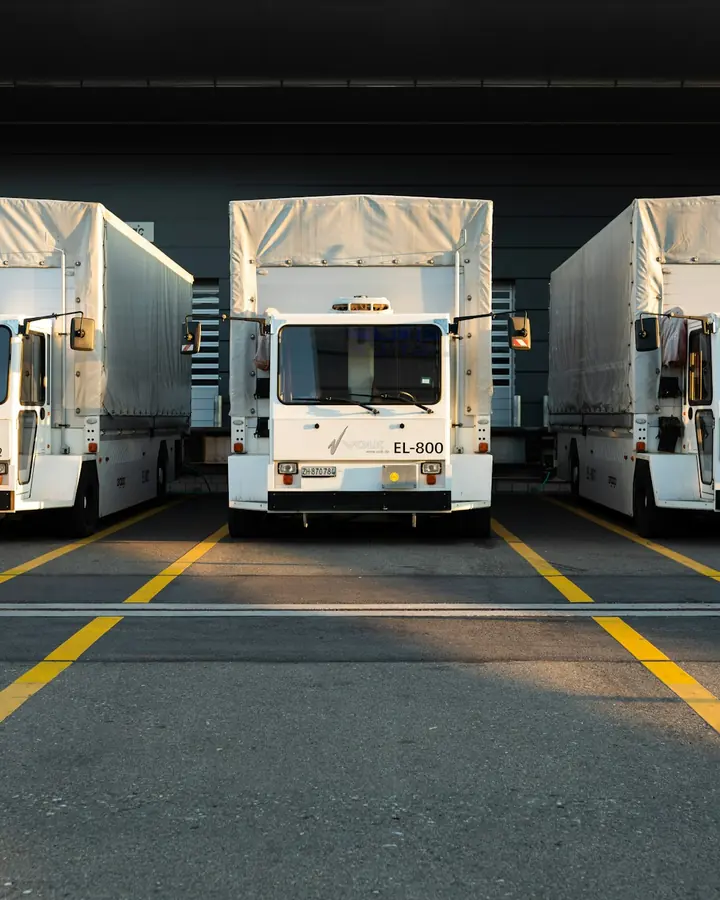 Caminhões de uma transportadora estacionados na doca