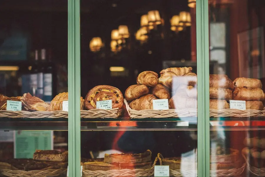 Vitrine de padaria com pães e croissants