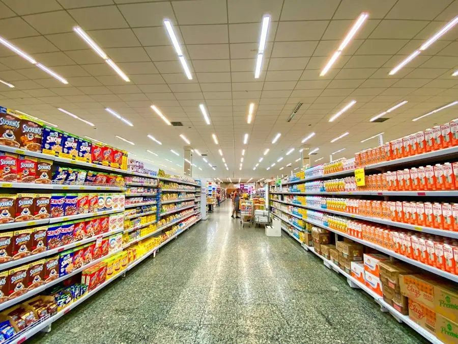 Corredor de mercado com prateleiras cheias